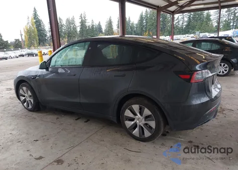 2024 Tesla Model Y Long Range Dual Motor All-Wheel Drive z USA, uszkodzony, nr VIN 7SAYGDEE5RF074414